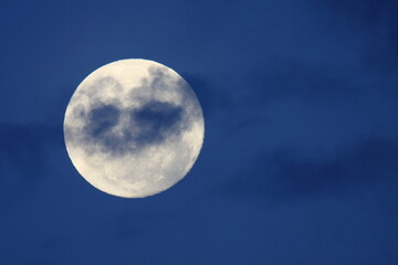 Obraz na płótnie Canvas full moon with few clouds 
