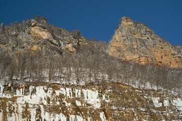 Fototapeta na wymiar The mountain range is covered with freezing icicles.