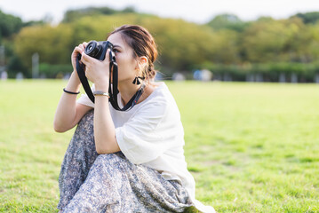 公園で写真を撮るカメラ女子