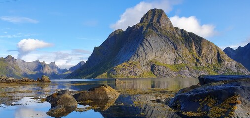 Berg spiegelt im Wasser mit blauen Himmel, Norwegen Sakrisøy Lofoten