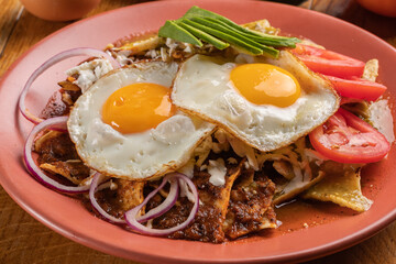 Huevos estrellados con chilaquiles 