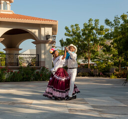 PAREJA BAILARINES TRAICIONALES MEXICANOS