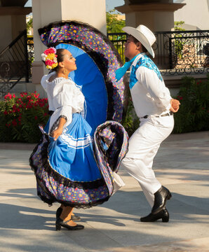 PAREJA BAILARINES TRADICIONALES MEXICANOS