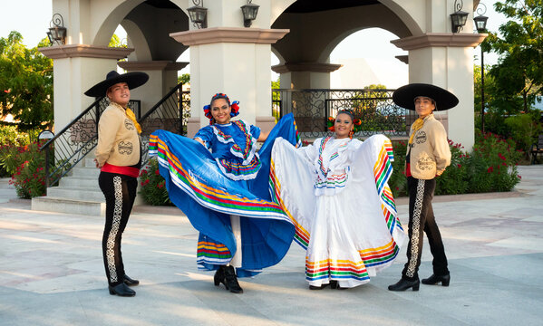 Dos parejas de bailarines Folklore Mexicano