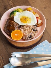 함박 스테이크, 계란 프라이, 채소볶음, 잡곡밥