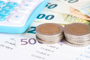 Euro Geldscheine und Münzen, Taschenrechner und Tabelle mit verschiedenen Zahlen