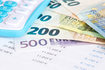 Euro Geldscheine und Tabelle mit verschieden Zahlen