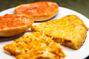 Plate of bread with tomato and a omelette