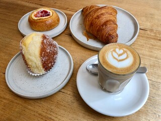 カフェラテのラテアートとクロワッサン、パンとドーナツ　カフェにて
