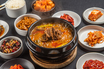 오랜 시간 끓여내 맛있는 국물 요리