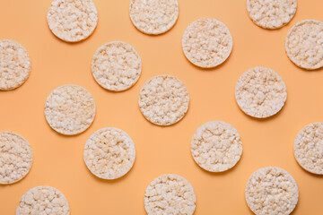 Fototapeta na wymiar Crispy rice crackers on color background