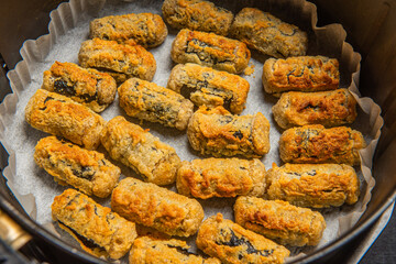 깨끗한 기름에 튀겨 고소하고 바삭한 김말이 튀김