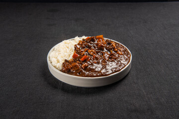 밥에 먹어도 맛있고 면과 함께 먹어도 맛있는 한국식 짜장 중화 요리