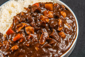 밥에 먹어도 맛있고 면과 함께 먹어도 맛있는 한국식 짜장 중화 요리