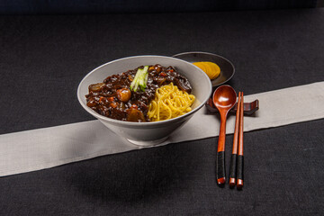 밥에 먹어도 맛있고 면과 함께 먹어도 맛있는 한국식 짜장 중화 요리