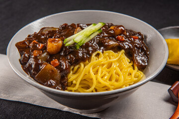 밥에 먹어도 맛있고 면과 함께 먹어도 맛있는 한국식 짜장 중화 요리