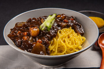 밥에 먹어도 맛있고 면과 함께 먹어도 맛있는 한국식 짜장 중화 요리