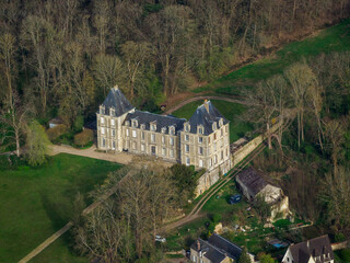 vue aérienne du château de Villers-en-Arthiès dans le Val d'Oise en France
