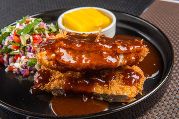 깨끗한 기름에 유탕 처리하여 담백하고 맛있는 돈까스