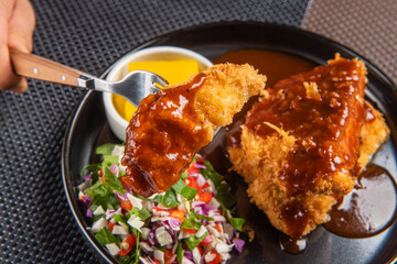 깨끗한 기름에 유탕 처리하여 담백하고 맛있는 돈까스