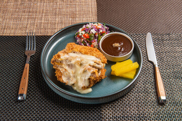 깨끗한 기름에 유탕 처리하여 담백하고 맛있는 돈까스