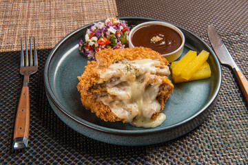 깨끗한 기름에 유탕 처리하여 담백하고 맛있는 돈까스