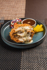 깨끗한 기름에 유탕 처리하여 담백하고 맛있는 돈까스