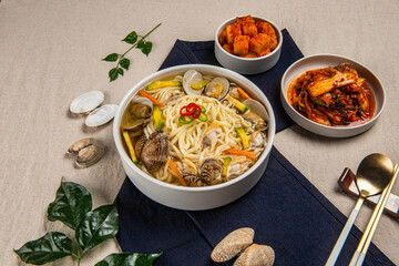 진한 국물 베이스에 탱탱한 면을 넣어 만든 맛있는 칼국수