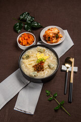 진한 국물 베이스에 탱탱한 면을 넣어 만든 맛있는 칼국수