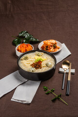 진한 국물 베이스에 탱탱한 면을 넣어 만든 맛있는 칼국수