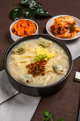 진한 국물 베이스에 탱탱한 면을 넣어 만든 맛있는 칼국수