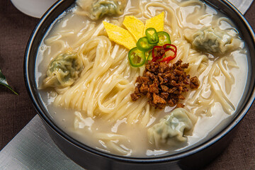 진한 국물 베이스에 탱탱한 면을 넣어 만든 맛있는 칼국수