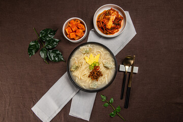 진한 국물 베이스에 탱탱한 면을 넣어 만든 맛있는 칼국수