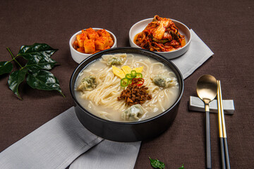 진한 국물 베이스에 탱탱한 면을 넣어 만든 맛있는 칼국수
