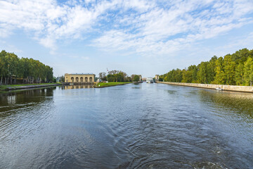 Obraz premium An old gateway on the Moscow Canal for adjusting the water level in the riverbed. A suburb of the capital. Moscow region, Russia