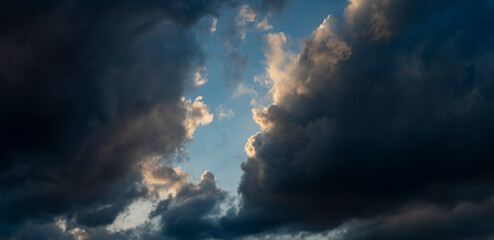 Fototapeta na wymiar 空 雲 太陽 夕日 夕暮れ 曇り空 Cloudy sky, cloud,sky,sun 