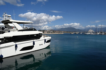 Fototapeta premium Bateau à quai dans le port Tino Rossi à Ajaccio
