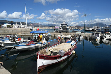 Barques de pêche à quai dans le port Tino Rossi à Ajaccio