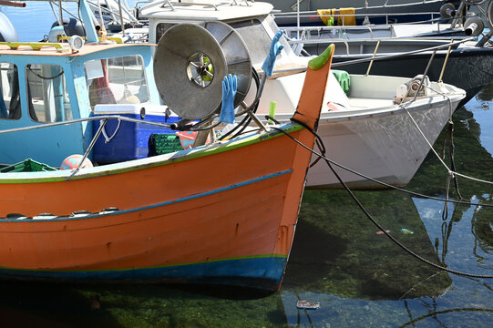 Barque de pêche en gros plan amarrée dans le port Tino Rossi à Ajaccio