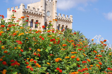 Obraz premium Hôtel de ville de Ciutadella bordé de palmiers et de jets d'eau