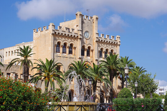 H&ocirc;tel de ville de Ciutadella bord&eacute; de palmiers et de jets d'eau