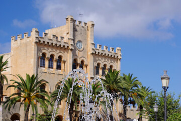 Naklejka premium Hôtel de ville de Ciutadella bordé de palmiers et de jets d'eau