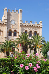 Obraz premium Hôtel de ville de Ciutadella bordé de palmiers et de jets d'eau