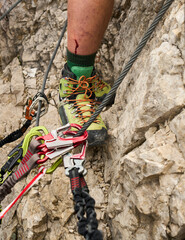 Verletzung mit Blut am Bein beim Klettersteig in den italienischen Dolomiten