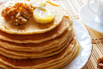 Pancakes con miel, plátano y nueces para el desayuno