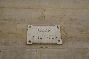 Cour d'Honneur. Inscription gravée sur plaque de marbre. Palais Royal. Paris.