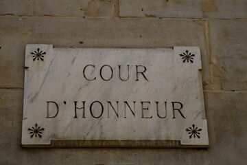 Cour d'Honneur. Inscription gravée sur plaque de marbre. Palais Royal. Paris.