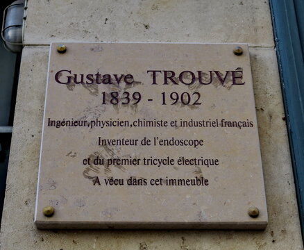 Gustave Trouv&eacute;. 1839-1902. Ing&eacute;nieur Physicien et industriel fran&ccedil;ais. Inventeur de l'Endoscope et du 1er tricycle &eacute;lectrique a v&eacute;cu dans cet immeuble. Plaque comm&eacute;morative. Paris. 29/06/2020..