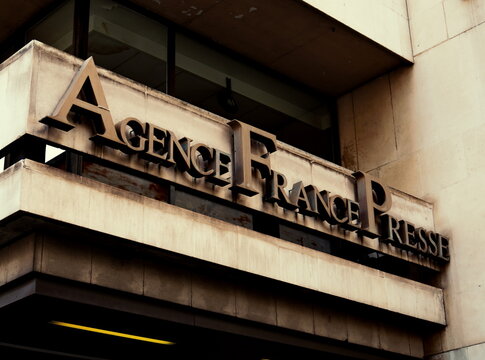 Agence France Presse. (AFP) Inscription sur une fa&ccedil;ade parisienne. Paris. 29/06/2020.