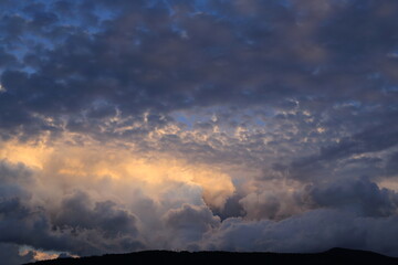 Fototapeta premium Giochi di nuvole in cielo al tramonto.